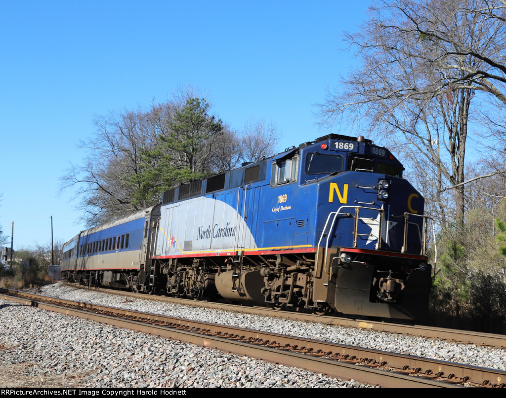 RNCX 1869 brings up the rear of train P073-01